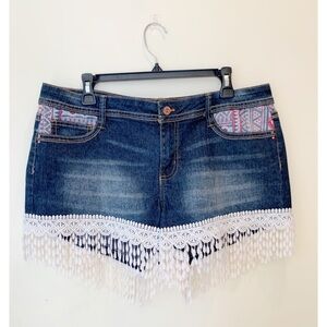 LEI Sz 17 Junior’s “Franny” Stretch Denim Short Shorts w/ Crochet Boho Festival